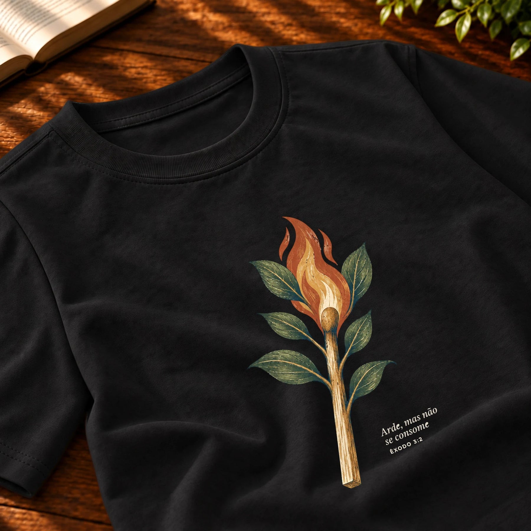 Camiseta Masculina Preta Arde, mas não se consome