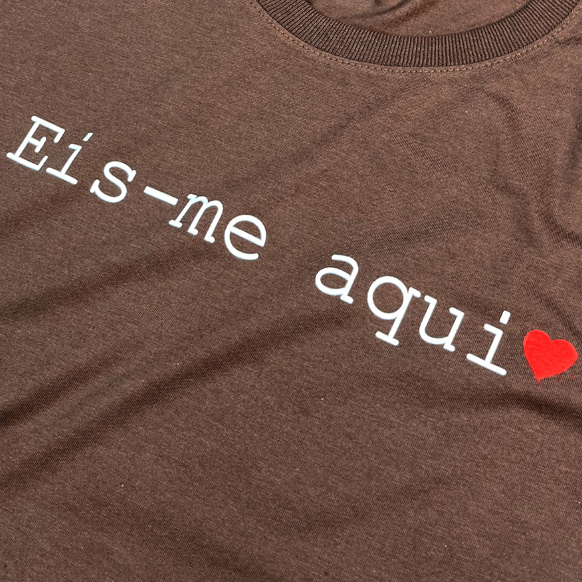 Camiseta Feminina Marrom Eis-me Aqui