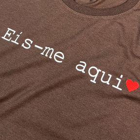 Camiseta Feminina Marrom Eis-me Aqui