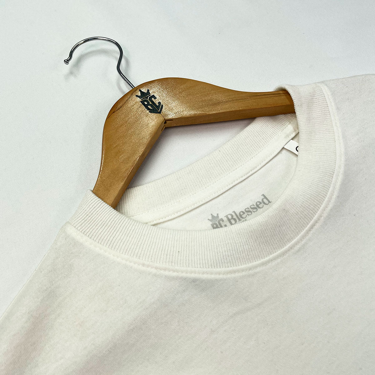 Oversized Off White Full Coração Jesus Loves You