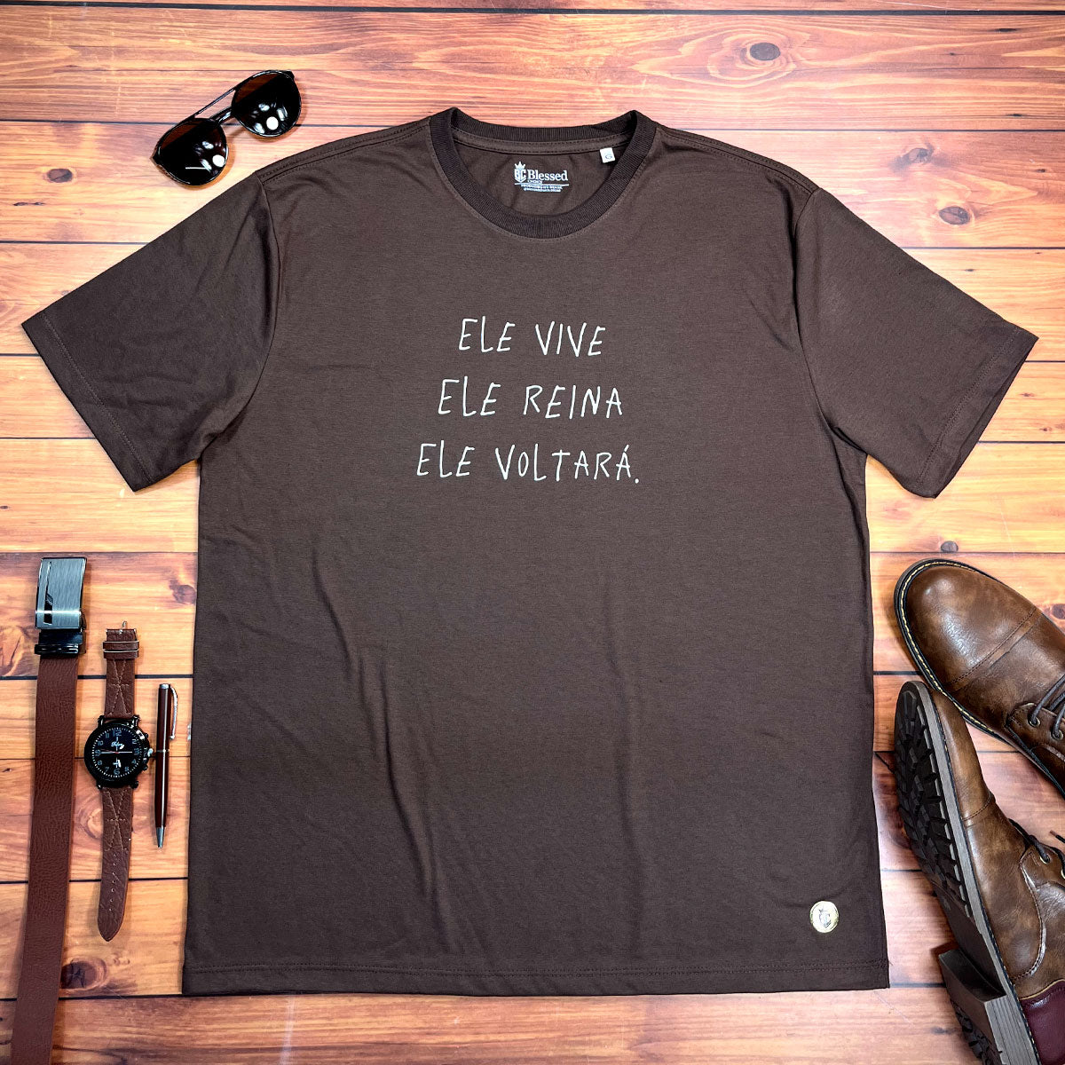 Camiseta Masculina Marrom Ele Vive Ele Reina Ele Voltará