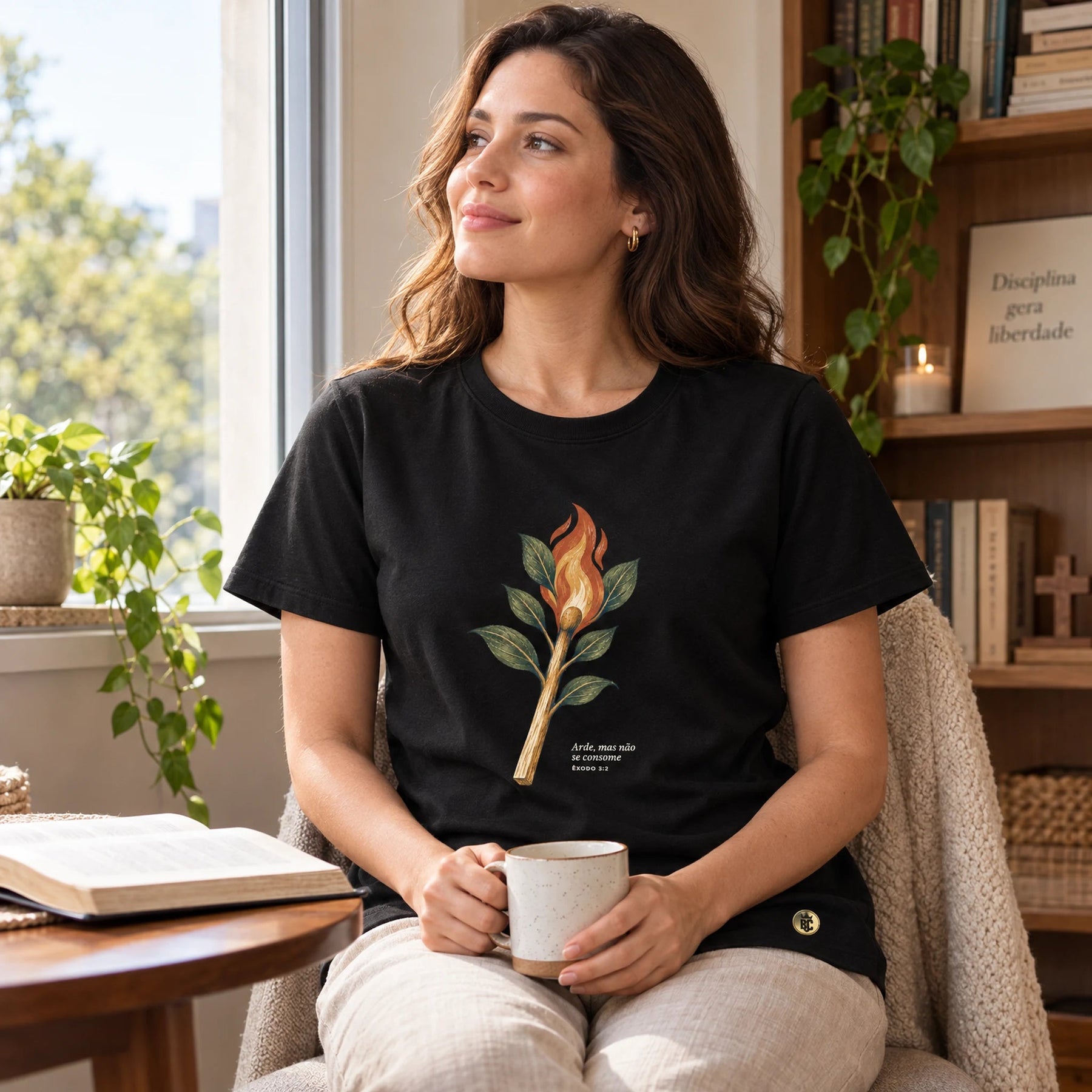 Camiseta Feminina Preta Arde, mas não se consome