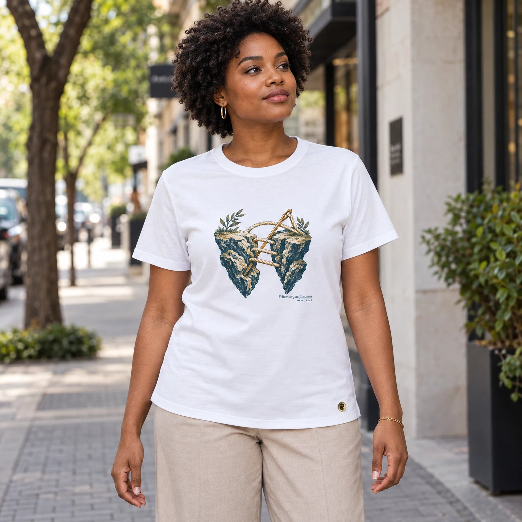 Camiseta Feminina Branca Felizes os pacificadores