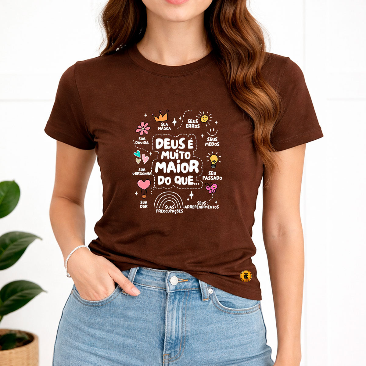 Camiseta Feminina  Marrom Deus é Muito Maior 