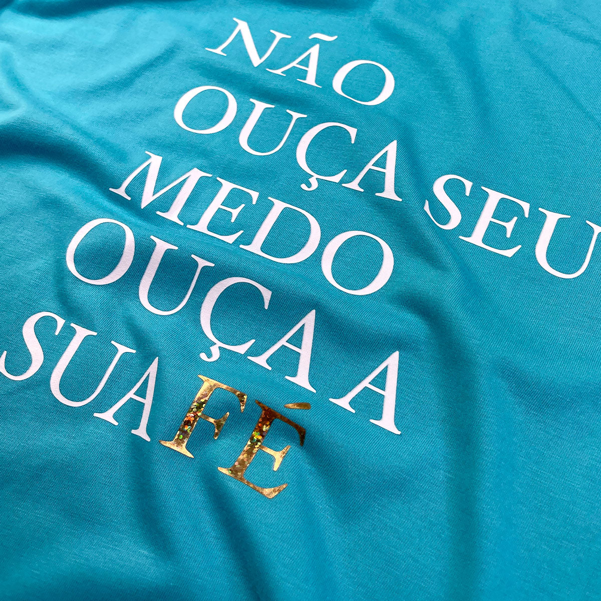 Camiseta Feminina Turquesa Não Ouça Seu Medo Ouça A Sua Fé