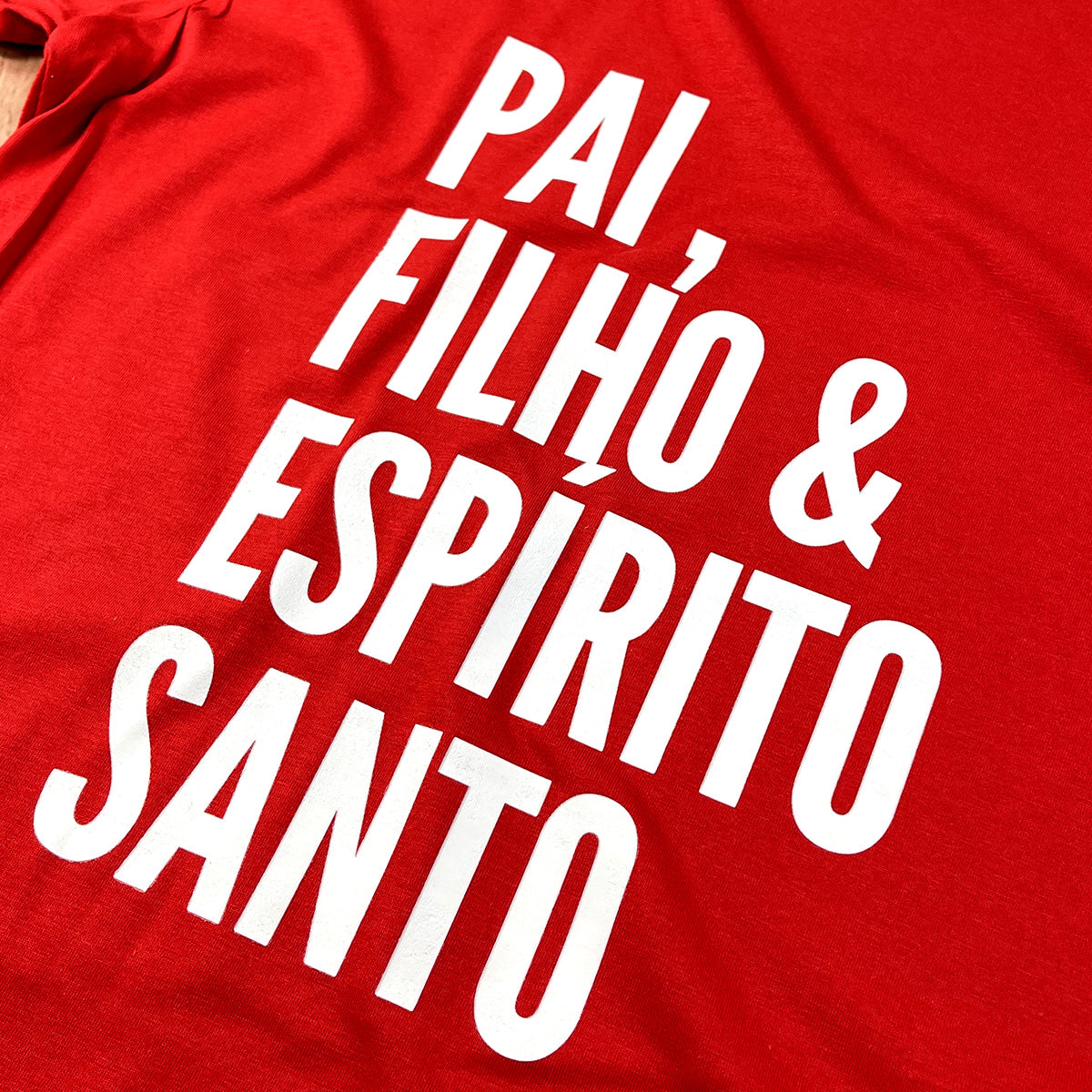 Camiseta Feminina Vermelha Pai, Filho & Espírito Santo