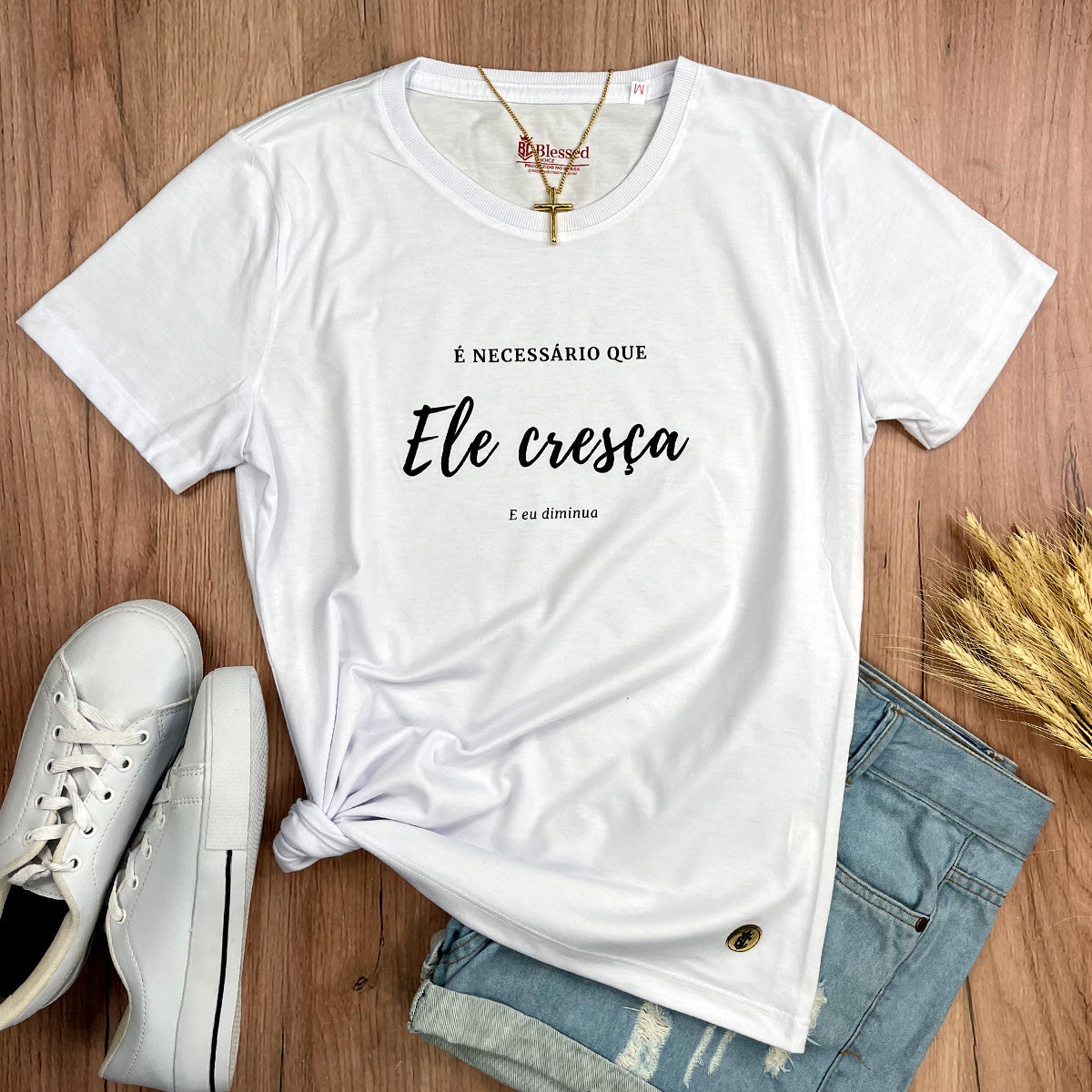 Camiseta Feminina Branca É Necessário Que Ele Cresça E Eu Diminua