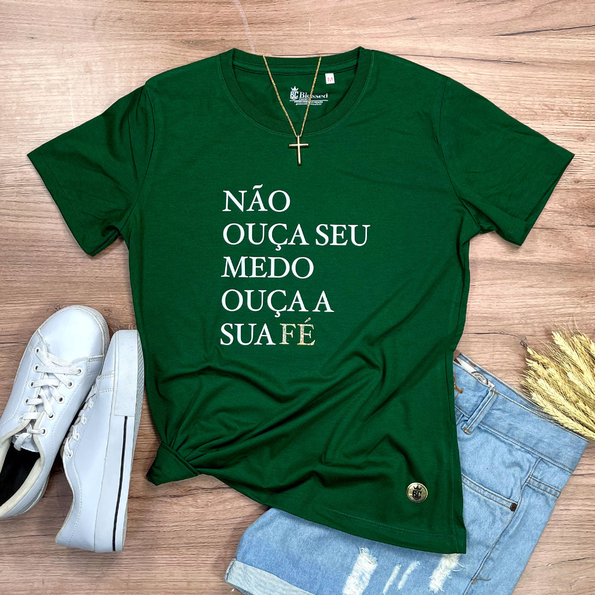 Camiseta Feminina Verde Não Ouça Seu Medo Ouça A Sua Fé