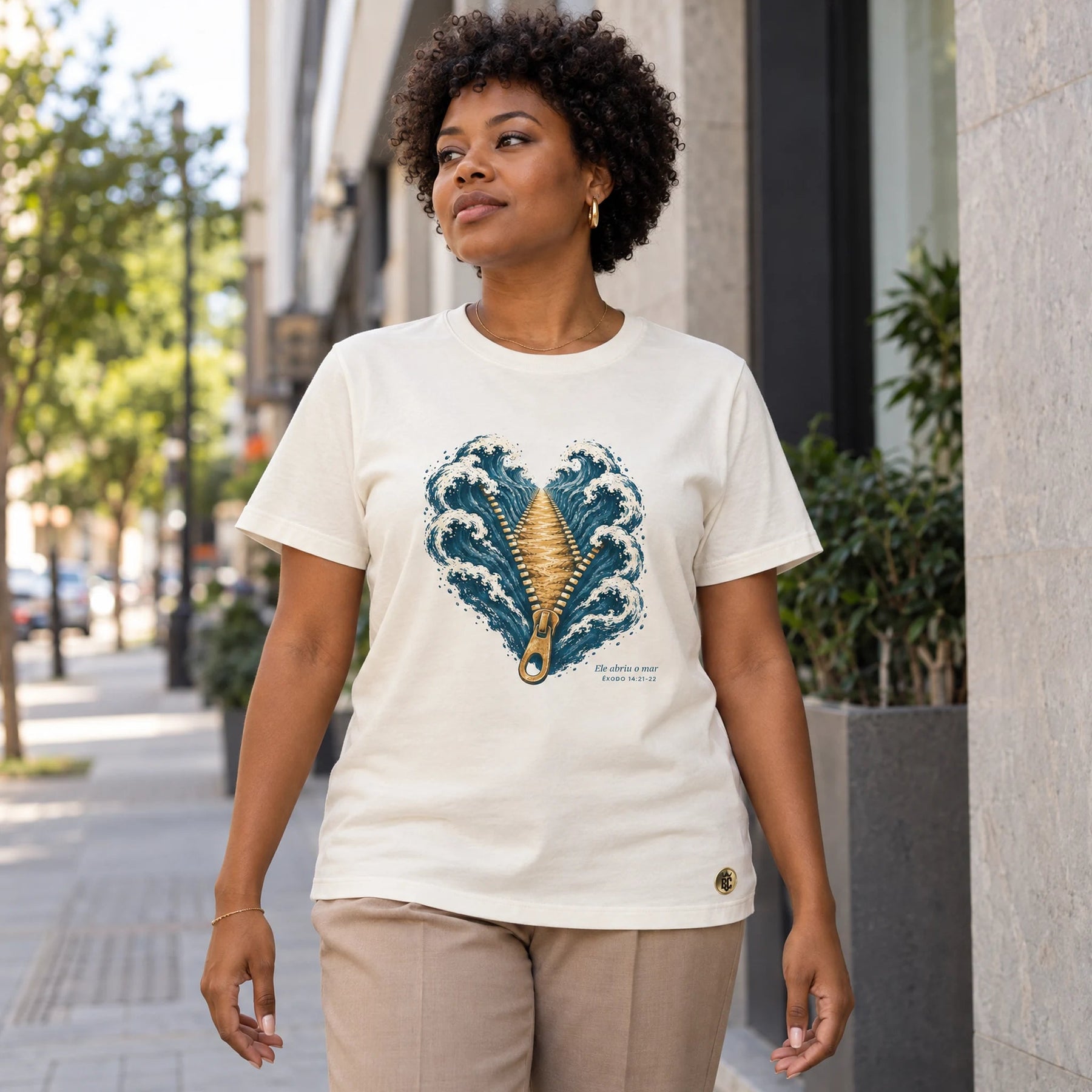 Camiseta Feminina Off White Ele abriu o mar