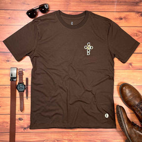 Camiseta Masculina Marrom God is Good Detalhe