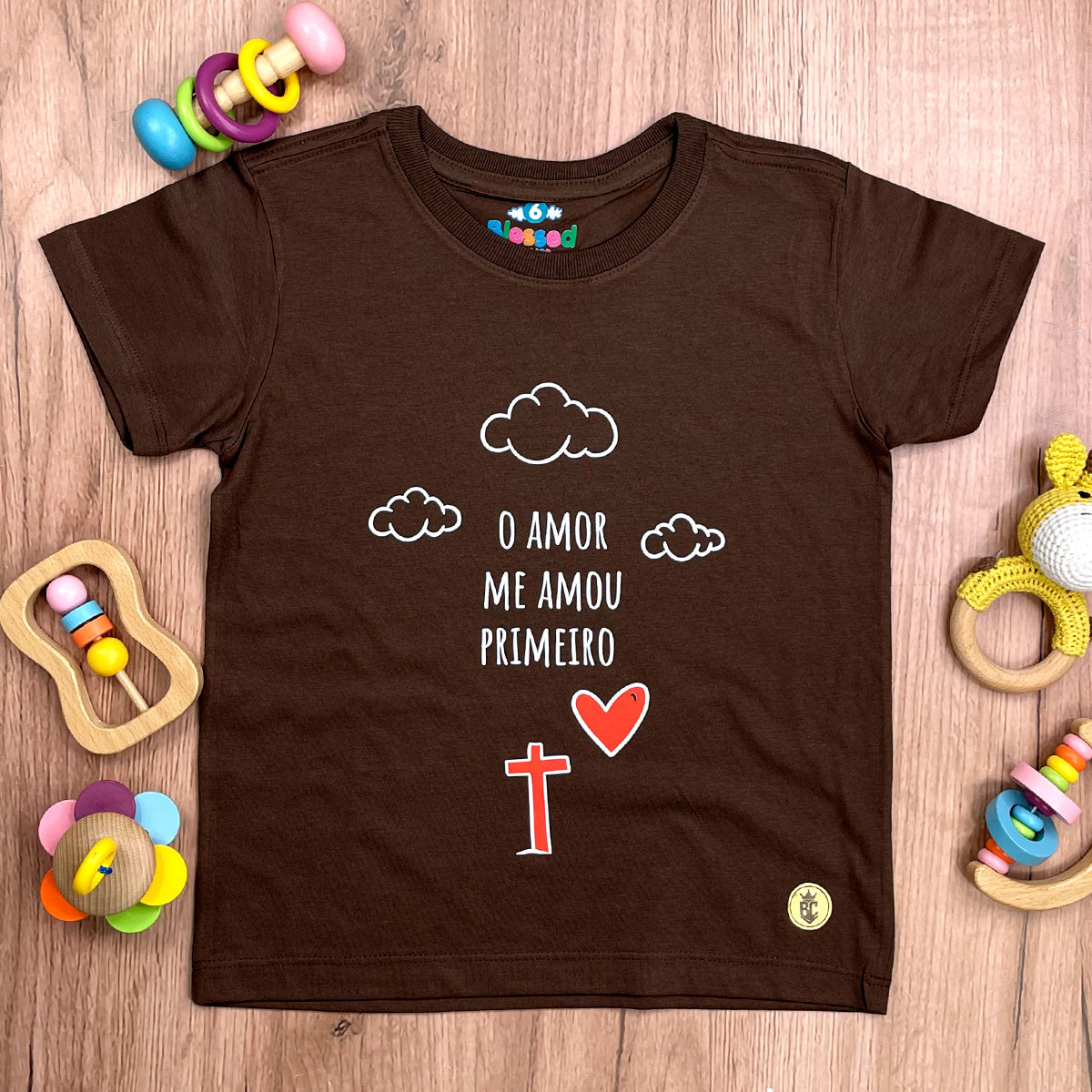 T-Shirt Infantil Marrom Desenho O Amor Me Amou