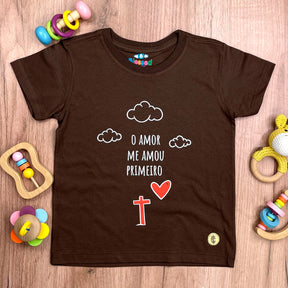 T-Shirt Infantil Marrom Desenho O Amor Me Amou