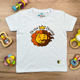 T-Shirt Infantil Branca Leão Jesus Ele Vive Ele Reina