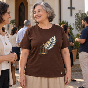 Camiseta Feminina Marrom Cristo me fez livre