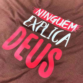 Camiseta Masculina Marrom Ninguém Explica Deus