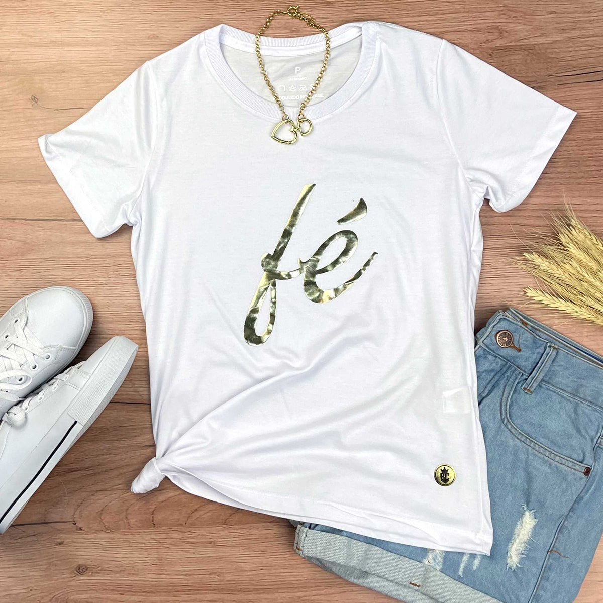 Camiseta Feminina Branca Fé Manuscrito Dourado