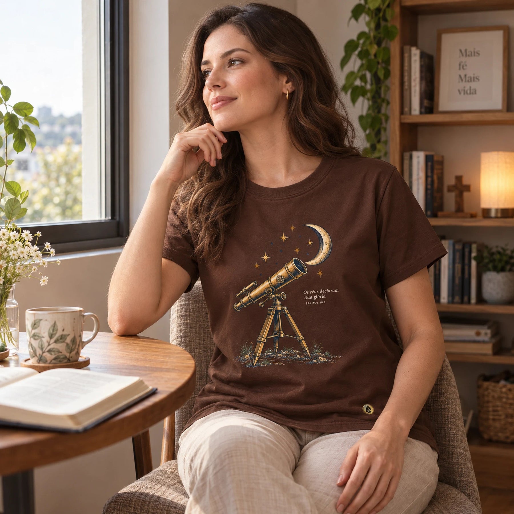 Camiseta Feminina Marrom Os céus declaram Sua glória