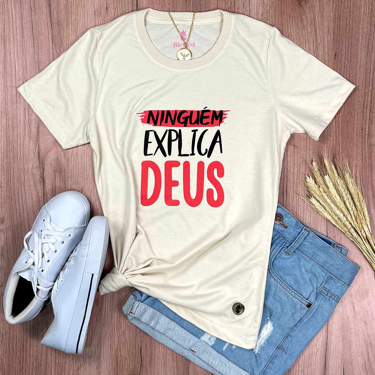 Camiseta Feminina Off White Ninguém Explica Deus