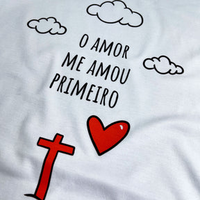 Camiseta Feminina Branca Desenho O Amor Me Amou