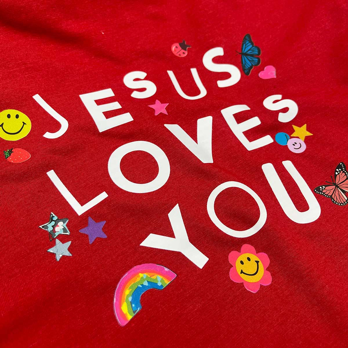 T-Shirt Infantil Vermelha Jesus Loves You