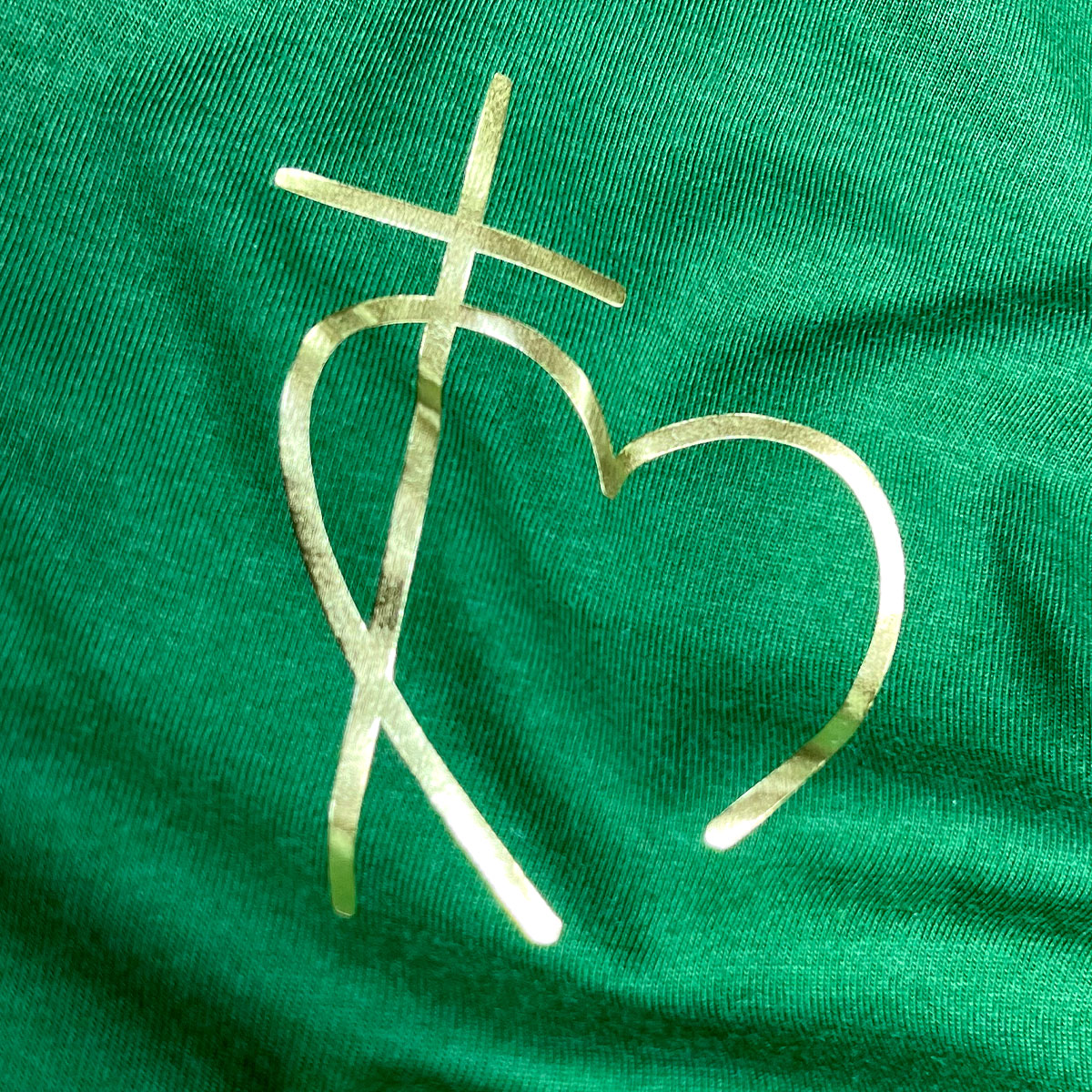 Camiseta Feminina Verde Cruz Coração Minimalista