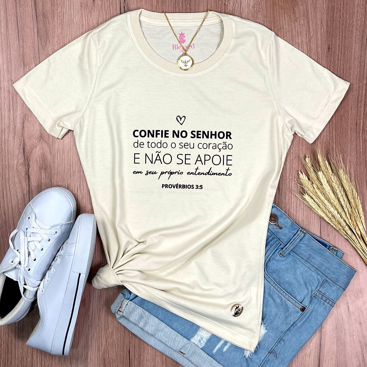 Camiseta Feminina Off White Confie No Senhor De Todo O Seu Coração