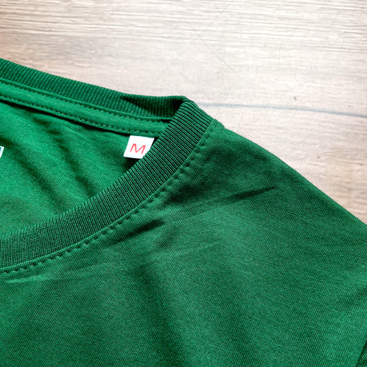 Camiseta Feminina Verde Eis-me Aqui Brilho