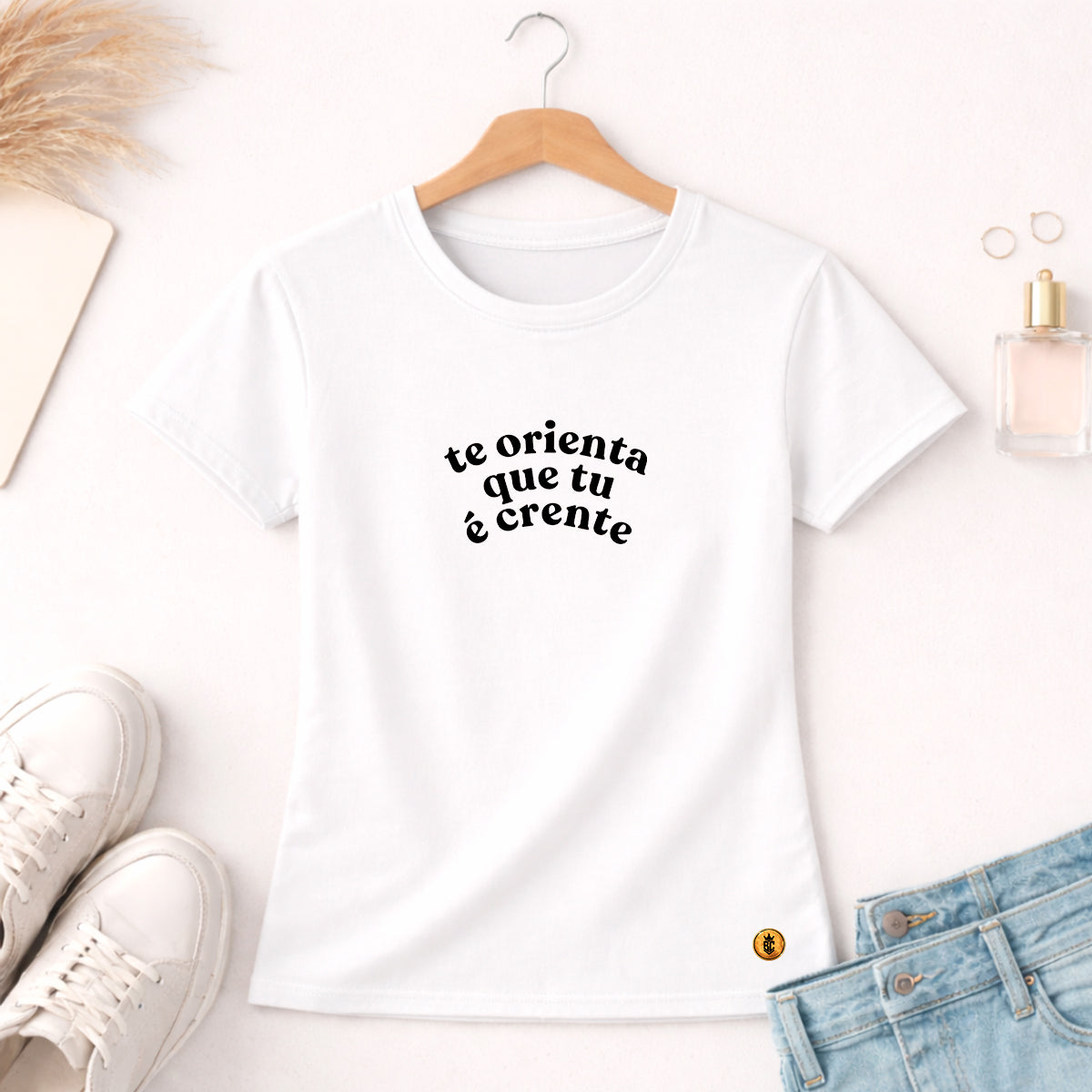 Camiseta Feminina Branca Te Orienta Que tu é Crente