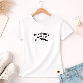 Camiseta Feminina Branca Te Orienta Que tu é Crente