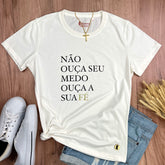 Camiseta Feminina Off White Não Ouça Seu Medo Ouça A Sua Fé