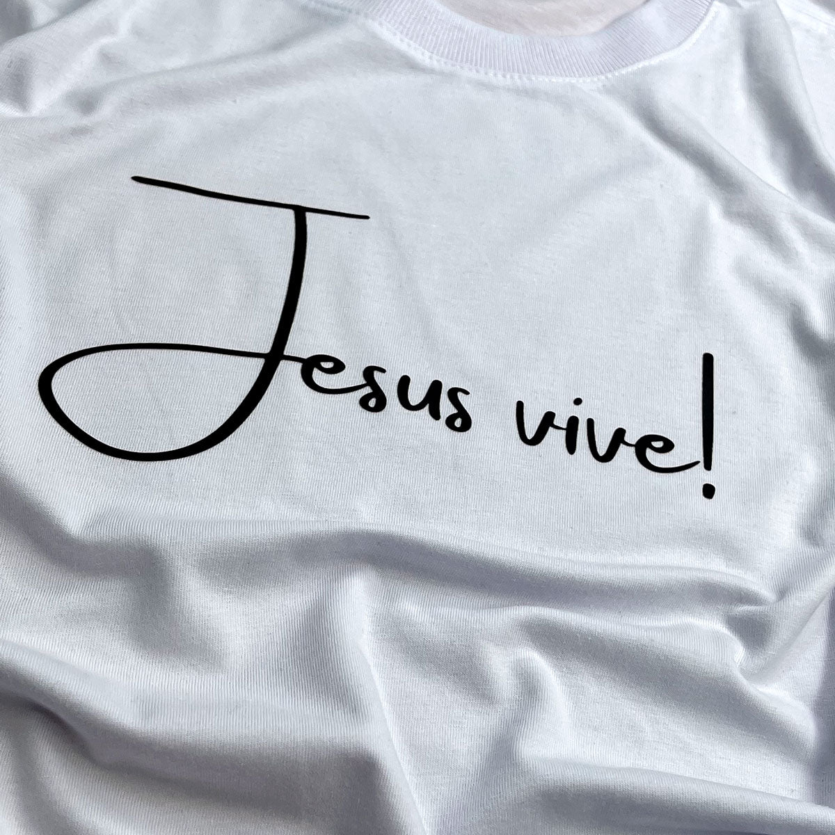 Camiseta Masculina Branca Jesus Vive!