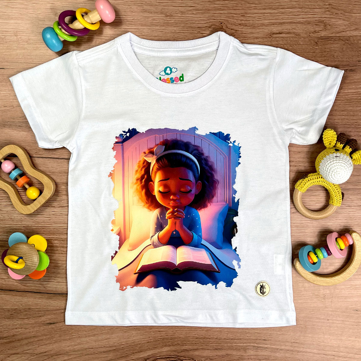 T-Shirt Infantil Branca Menina Orando Bíblia