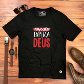 Camiseta Masculina Preta Ninguém explica Deus