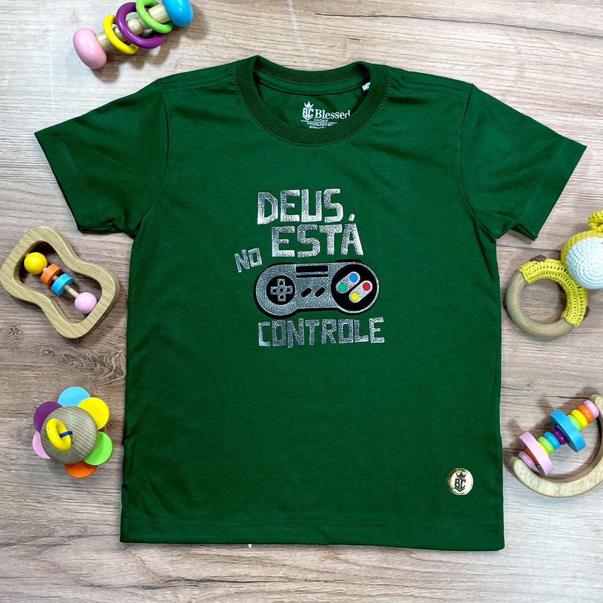 T-Shirt Infantil Verde Deus Está No Controle