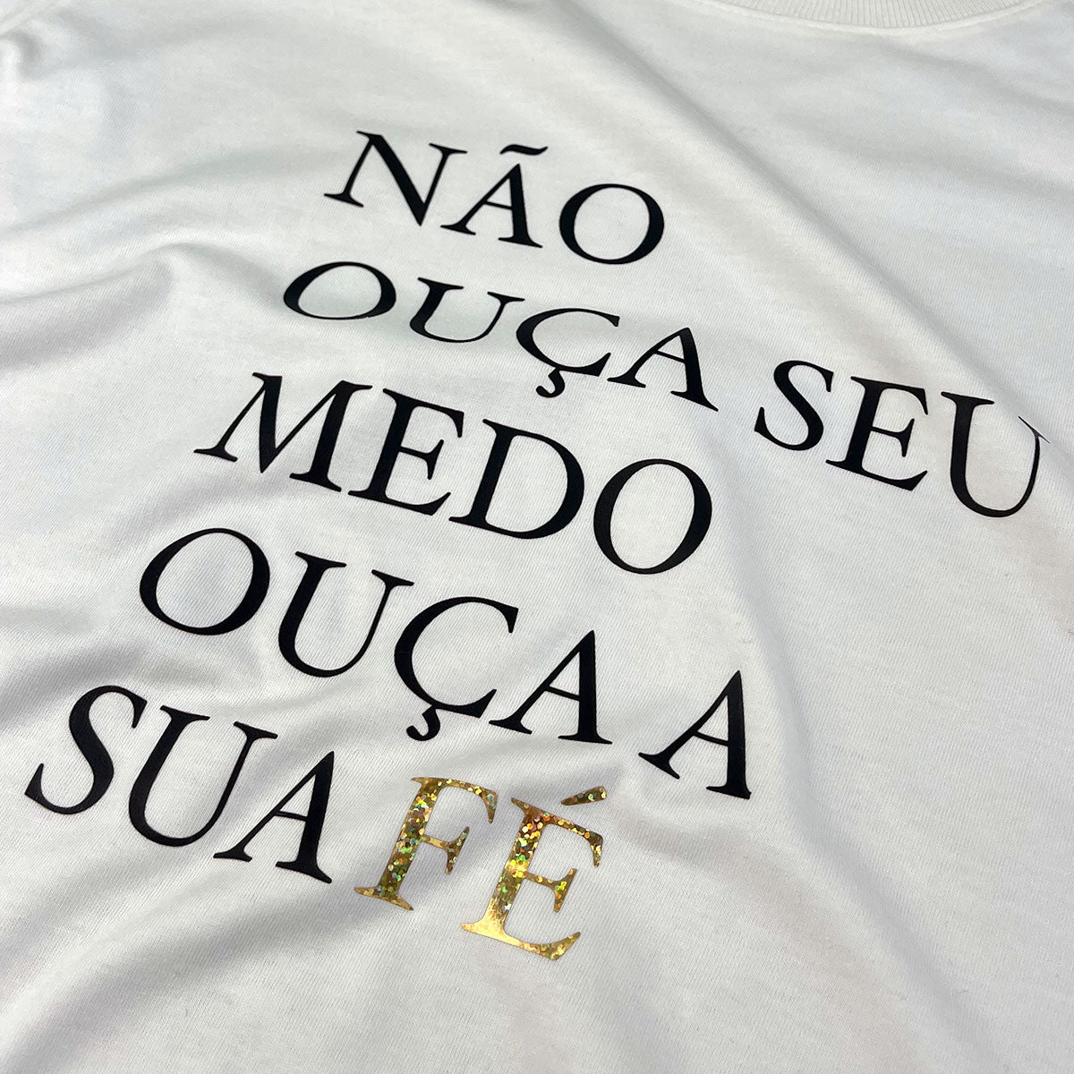 Camiseta Feminina Off White Não Ouça Seu Medo Ouça A Sua Fé