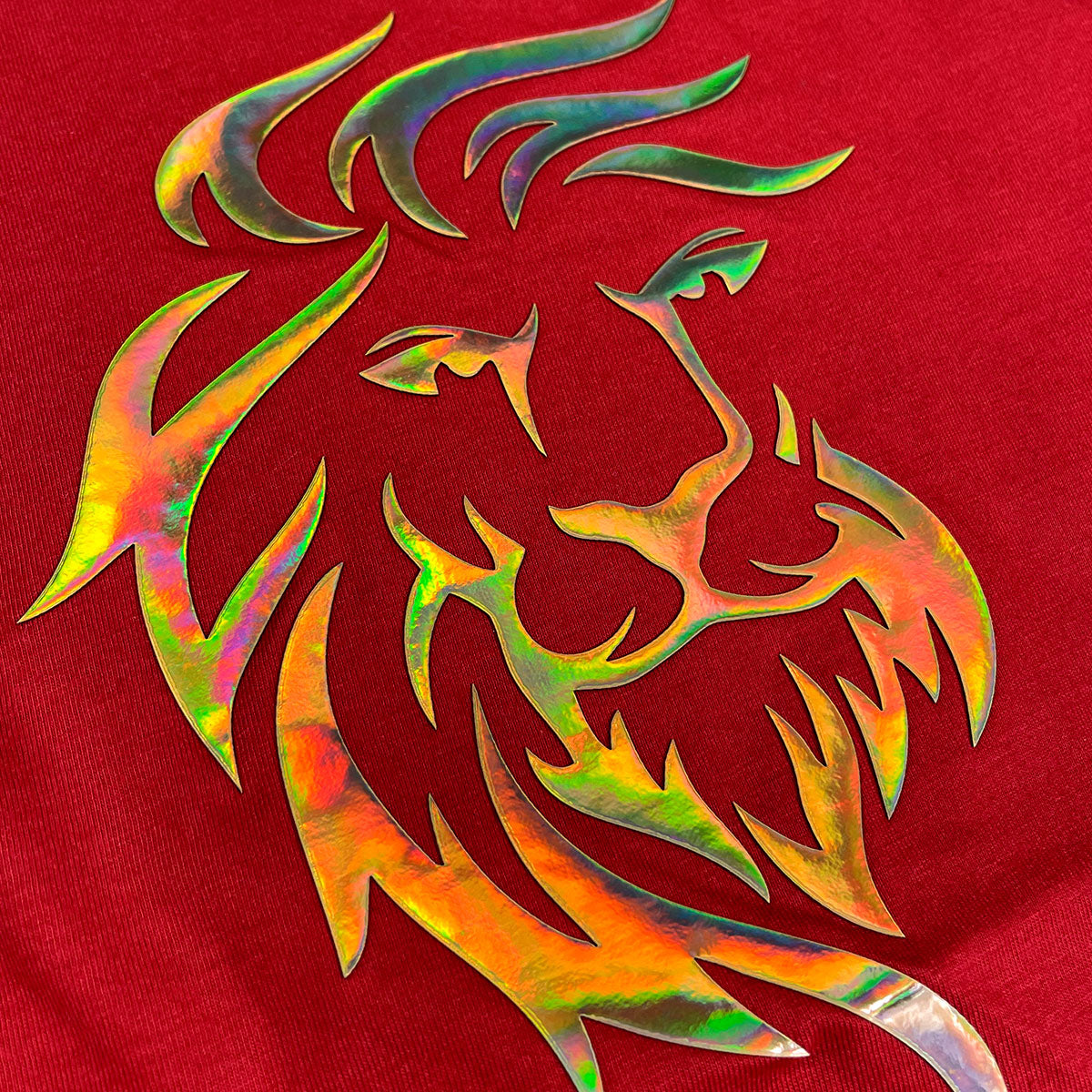 Camiseta Masculina Vermelha Aplique Leão Dourado