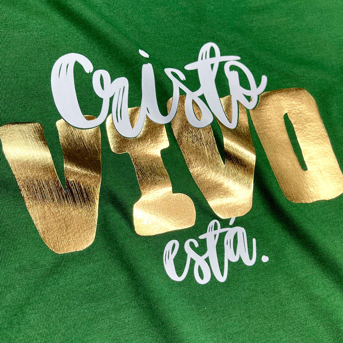 Camiseta Masculina Verde Cristo Vivo Está