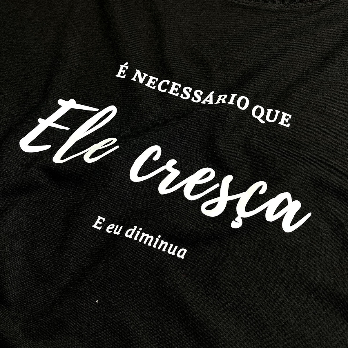 Camiseta Masculina Preta É Necessário Que Ele Cresça E Eu Diminua