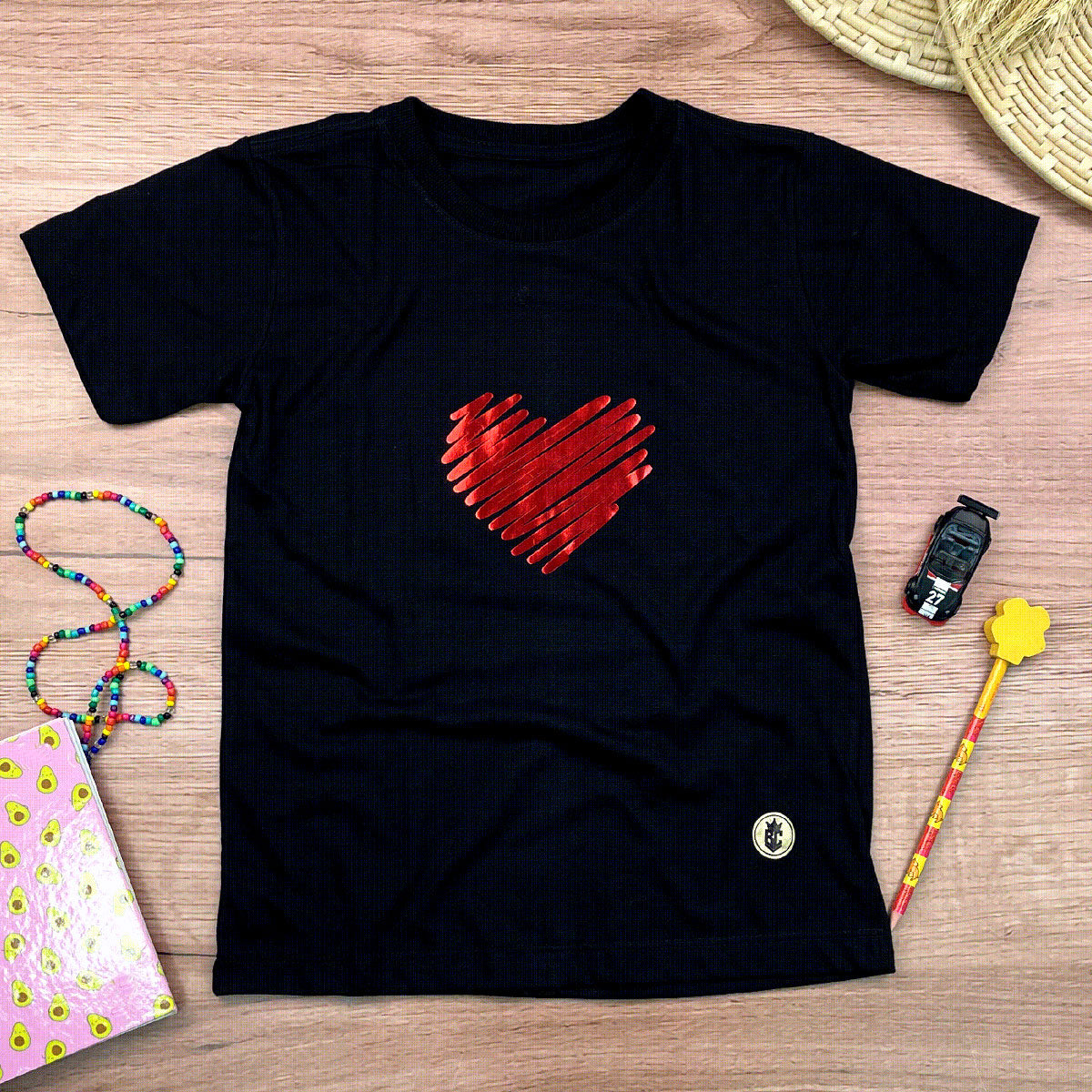 T-Shirt Infantil Preta Coração Vermelho