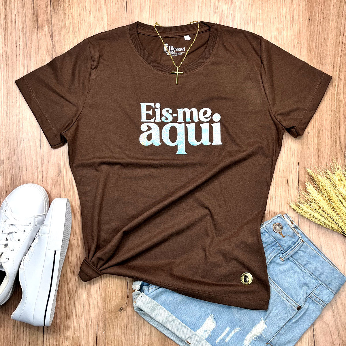 Camiseta Feminina Marrom Eis-me Aqui Brilho