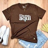 Camiseta Feminina Marrom Eis-me Aqui Brilho
