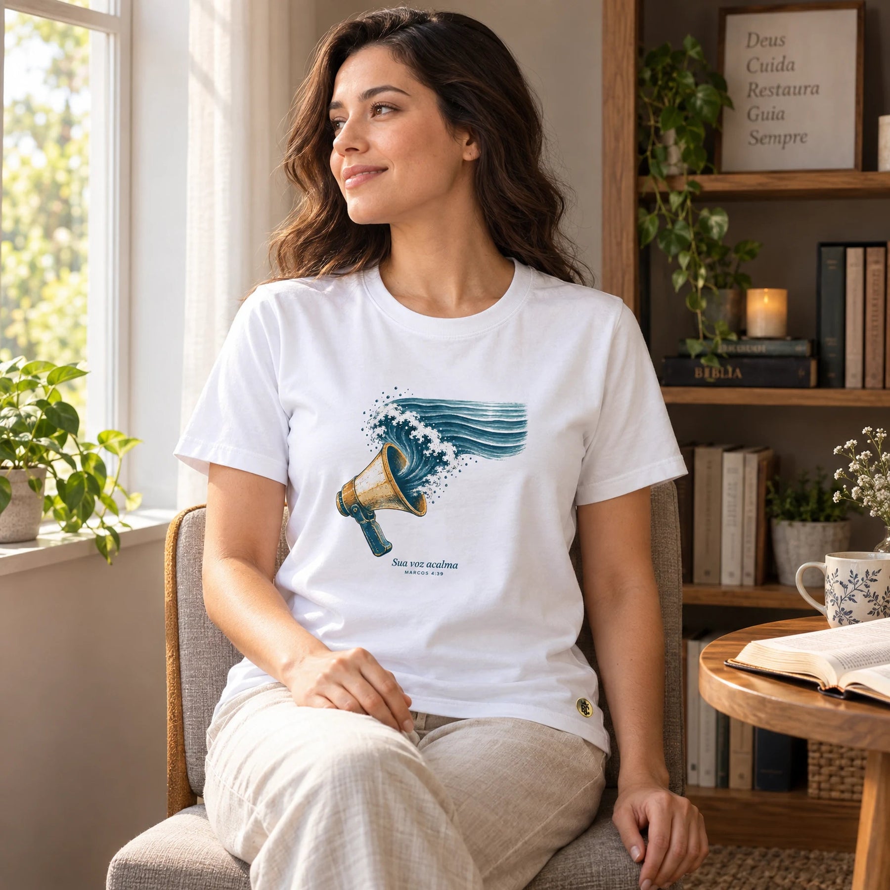 Camiseta Feminina Branca Sua voz acalma