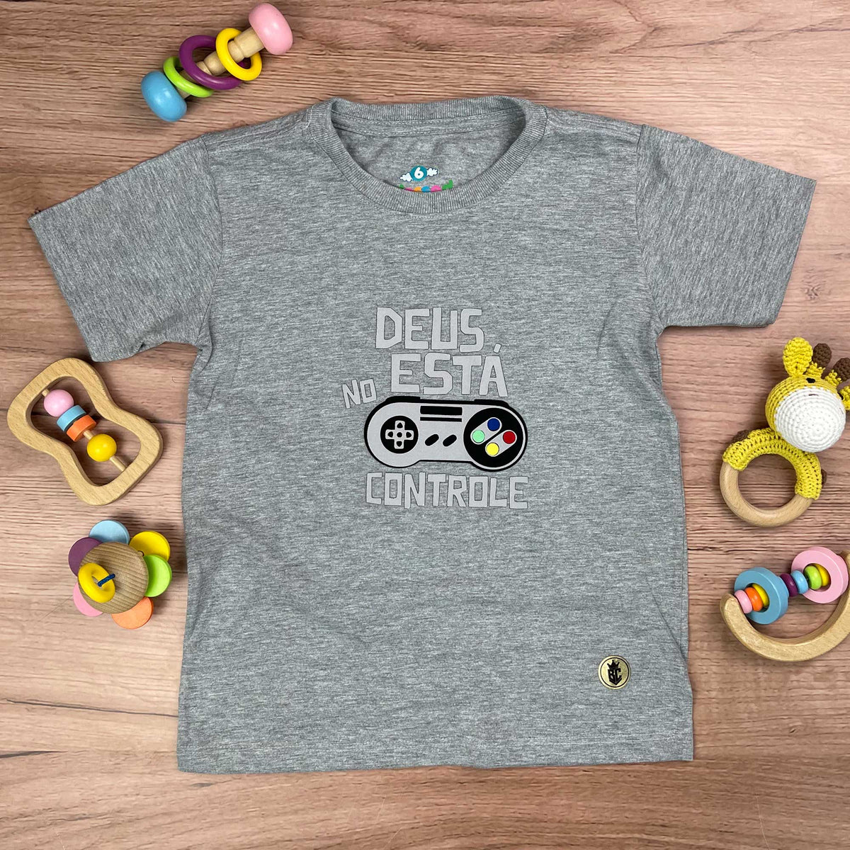 T-Shirt Infantil Cinza Deus Está No Controle