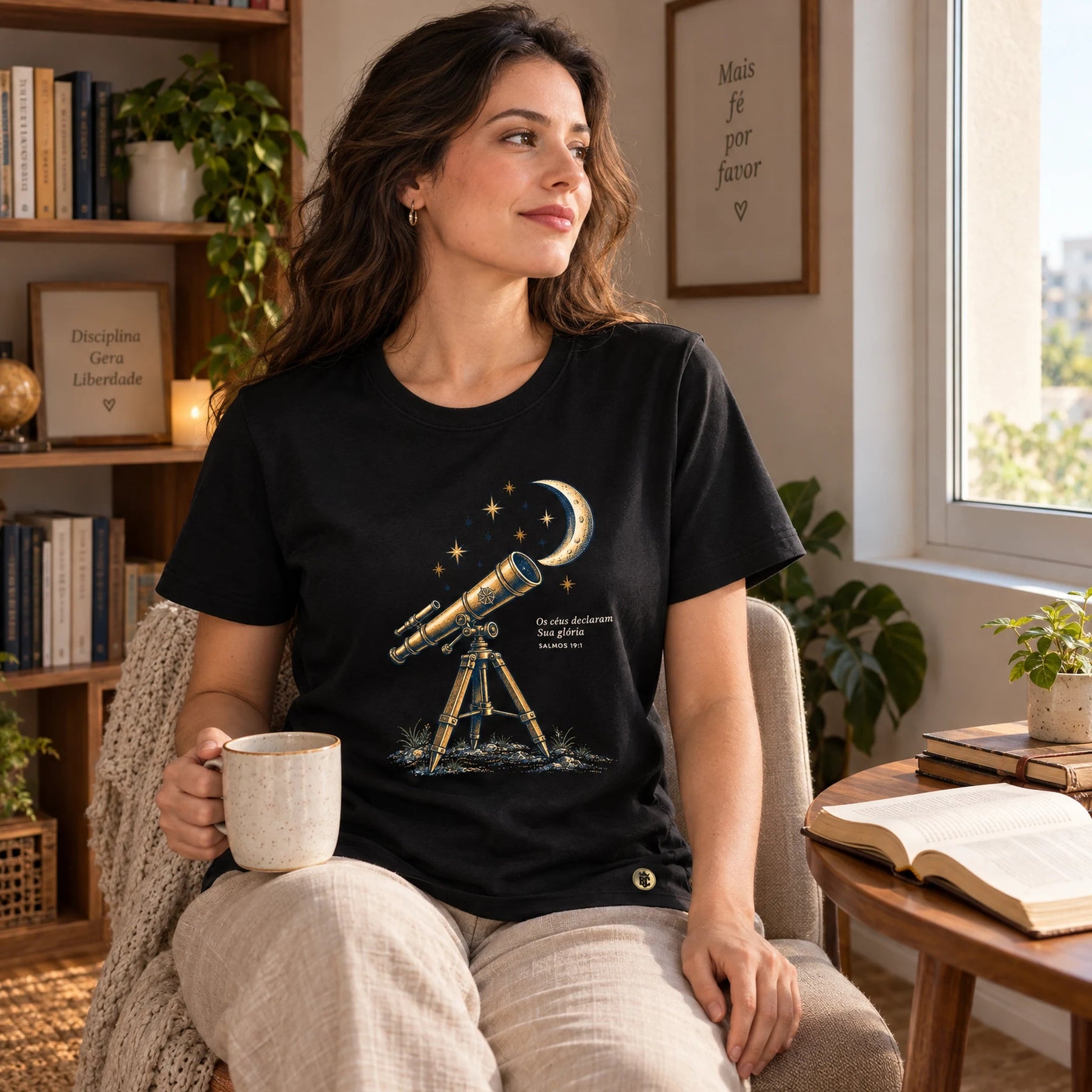 Camiseta Feminina Preta Os céus declaram Sua glória