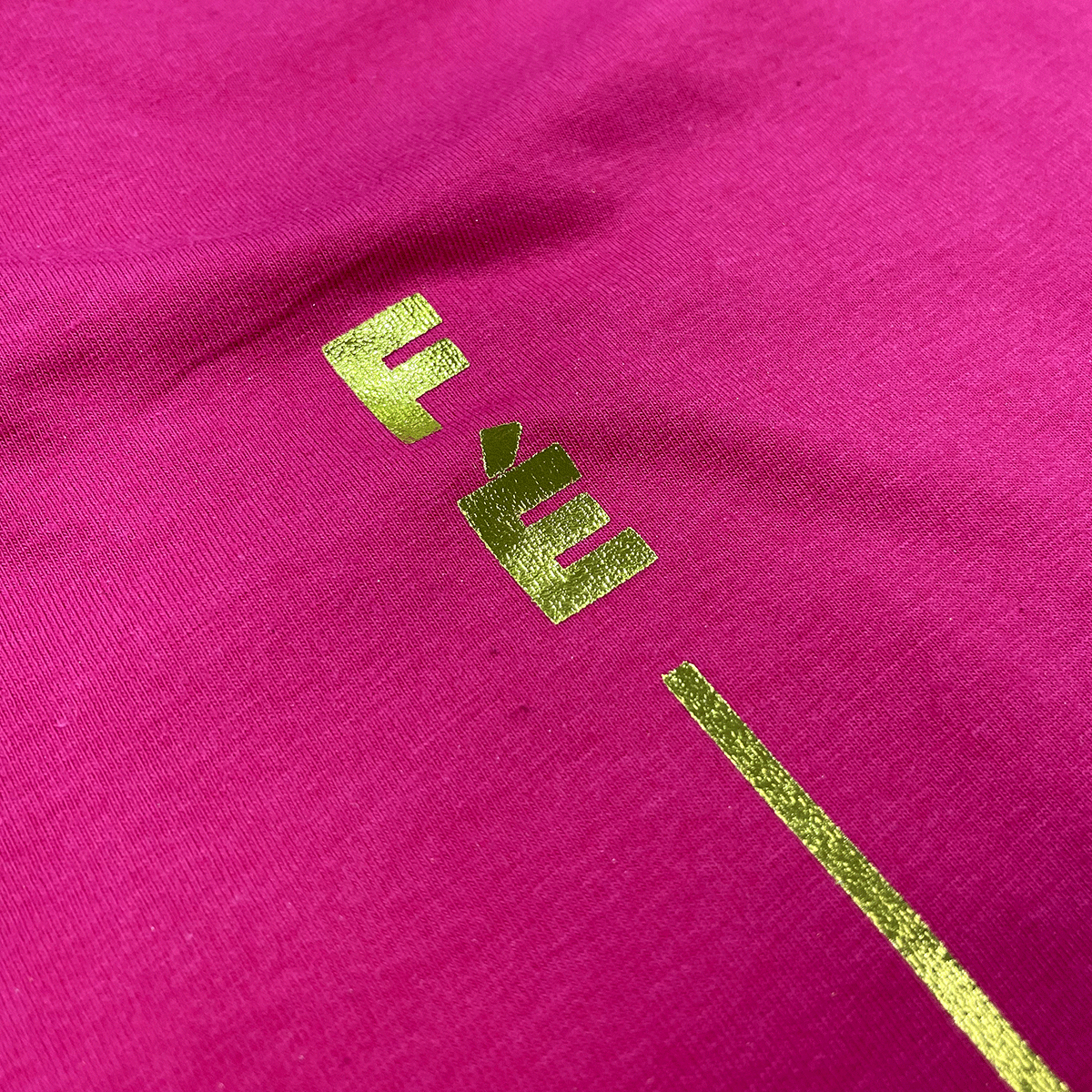 Camiseta Feminina Pink Fé Listra Dourado