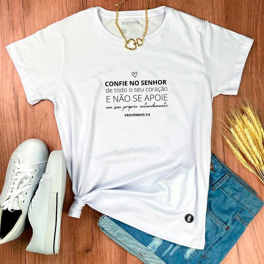 Camiseta Feminina Branca Confie No Senhor De Todo O Seu Coração