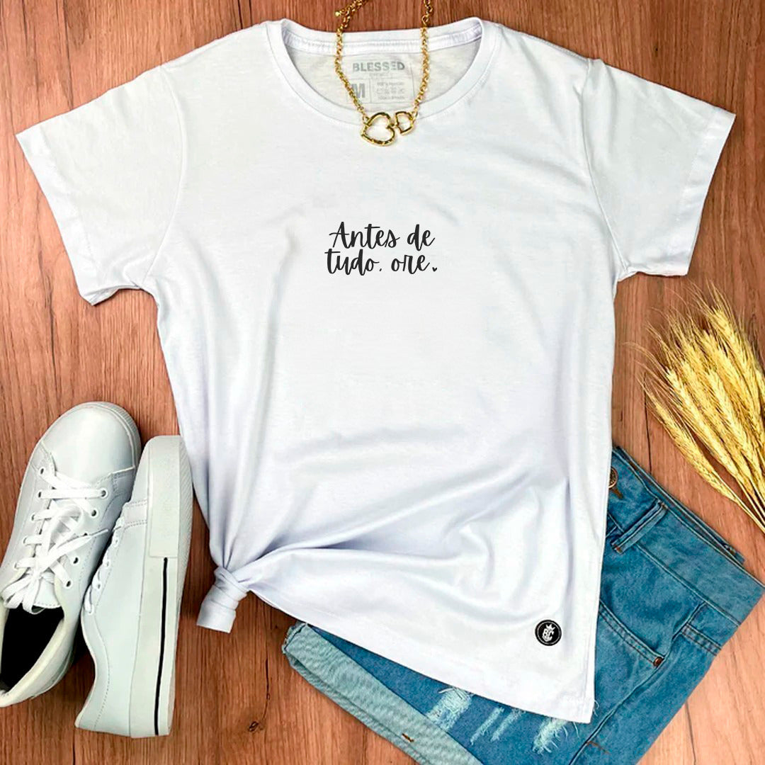 Camiseta Feminina Branca Antes De Tudo, Ore.