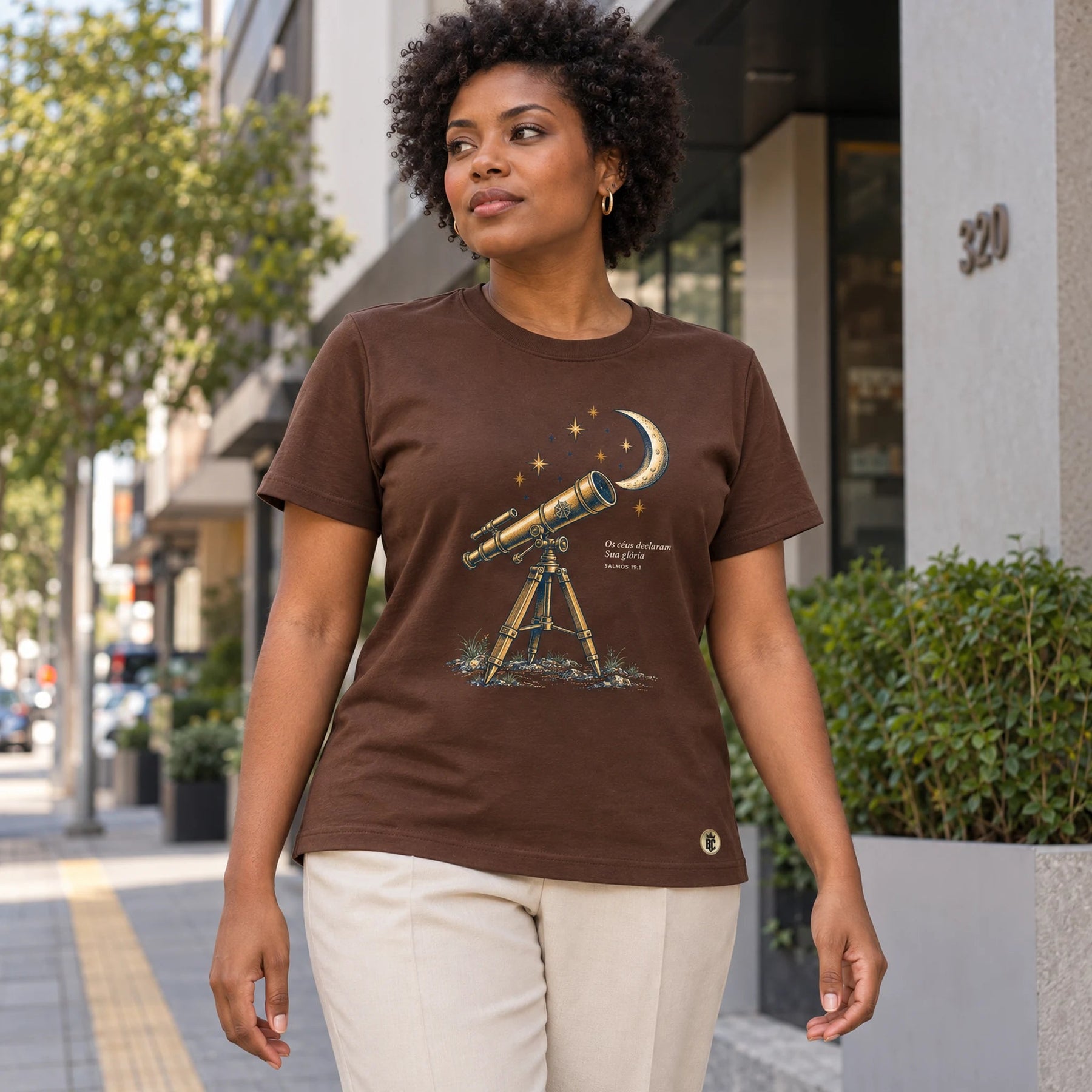 Camiseta Feminina Marrom Os céus declaram Sua glória