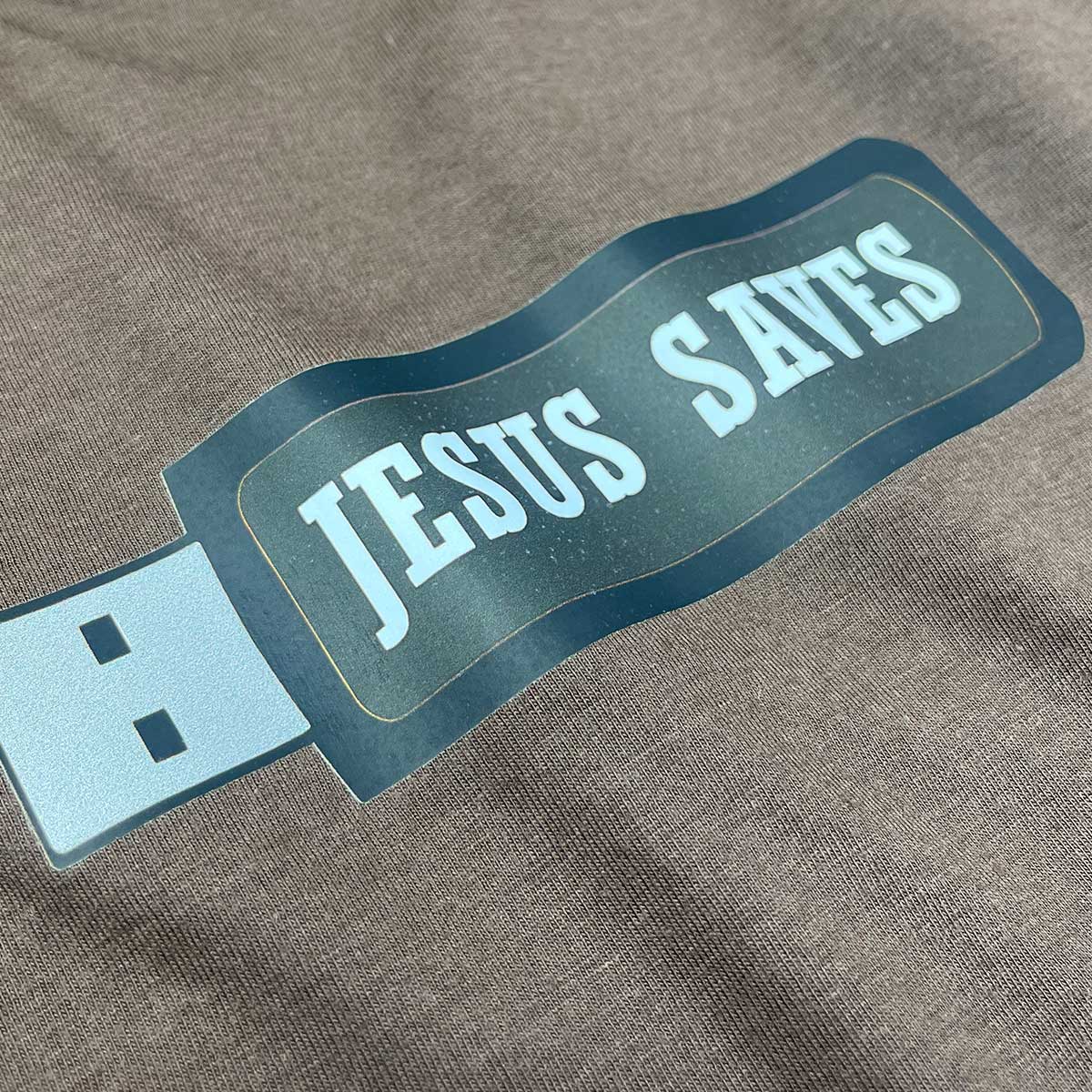 T-Shirt Infantil Marrom Pen Drive Jesus Saves