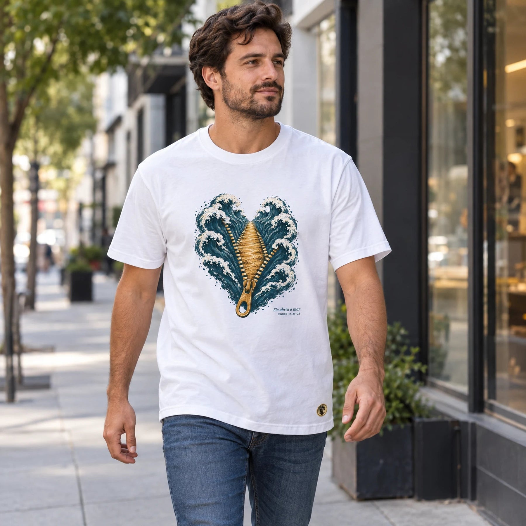 Camiseta Masculina Branca Ele abriu o mar